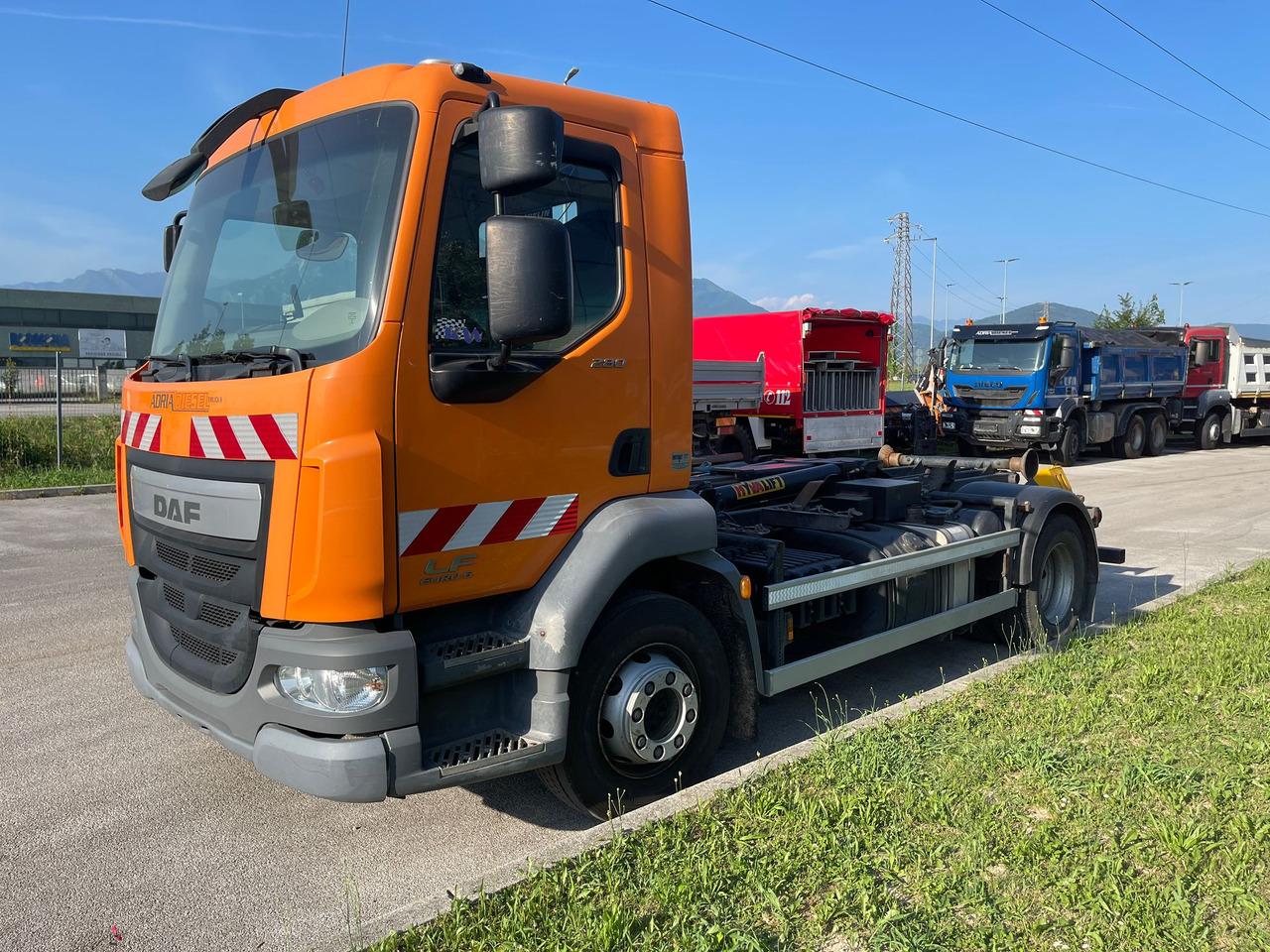 DAF LF280LE - Camión multibasculante: foto 1 DAF LF280LE - Camión multibasculante: foto 1