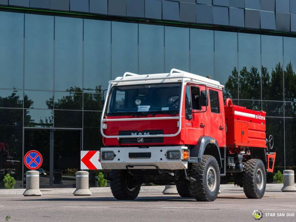 MAN LE220B 4x4 E Fire Truck Feuerwehr - Camión: foto 2 MAN LE220B 4x4 E Fire Truck Feuerwehr - Camión: foto 2