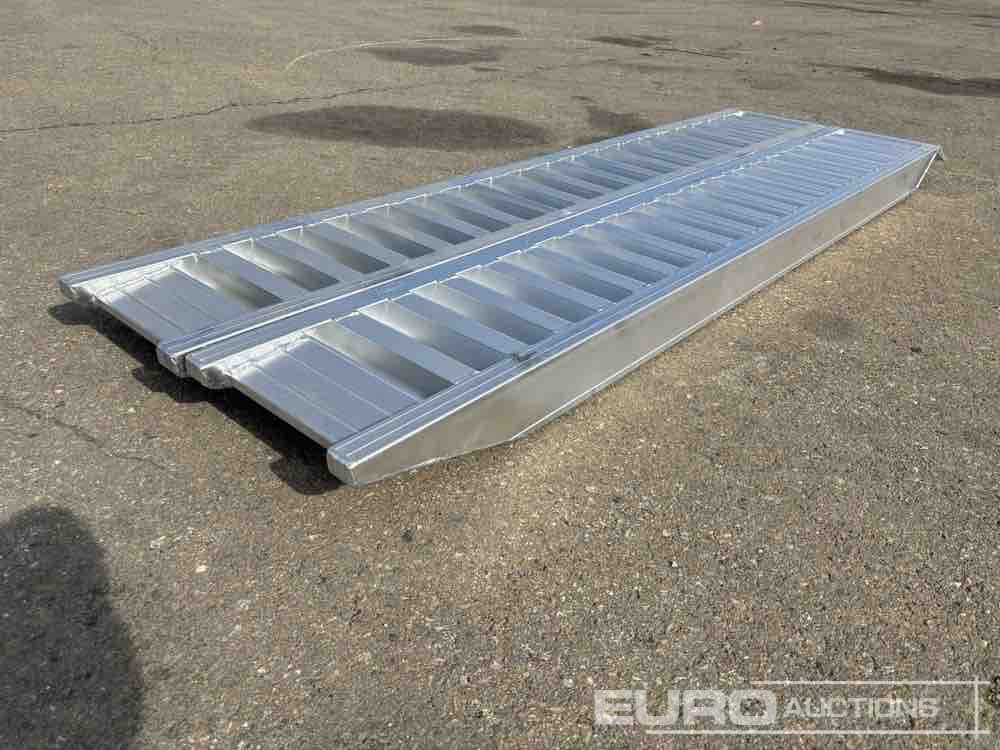 Aluminium Ramp (2 of) (250cm Length, 6Ton Capacity) / Rampas Aluminio - Equipo de construcción: foto 1 Aluminium Ramp (2 of) (250cm Length, 6Ton Capacity) / Rampas Aluminio - Equipo de construcción: foto 1