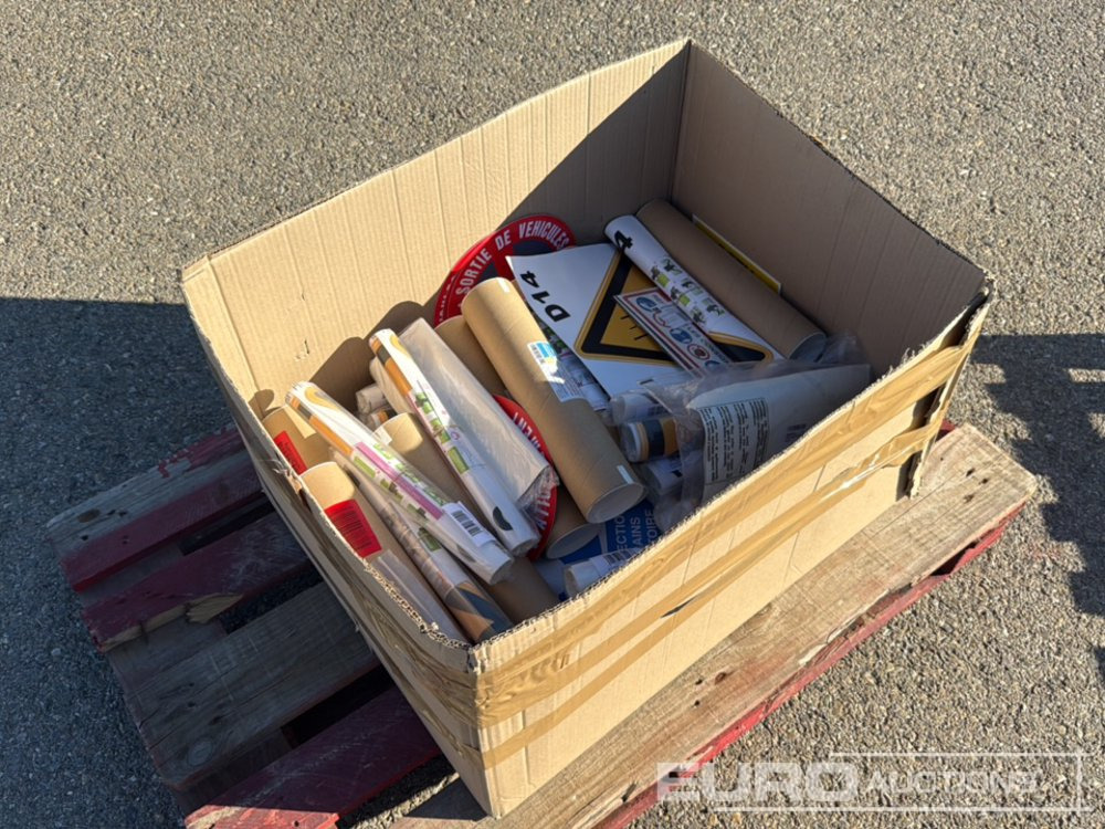 Assorted Traffic Signs In French / Señalización de Seguridad (Frances) - Equipo de construcción: foto 1 Assorted Traffic Signs In French / Señalización de Seguridad (Frances) - Equipo de construcción: foto 1