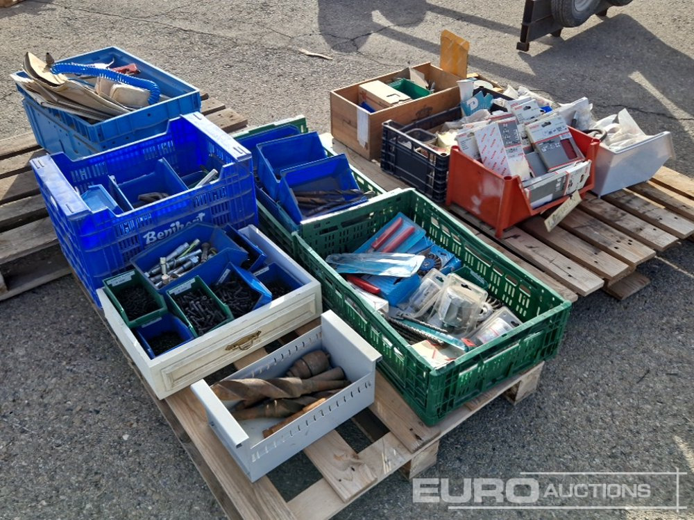 Pallet of Various Smal Tools, Assorted Fasteners, Sander Sheets, Cutting Disc - Equipo de construcción: foto 1 Pallet of Various Smal Tools, Assorted Fasteners, Sander Sheets, Cutting Disc - Equipo de construcción: foto 1
