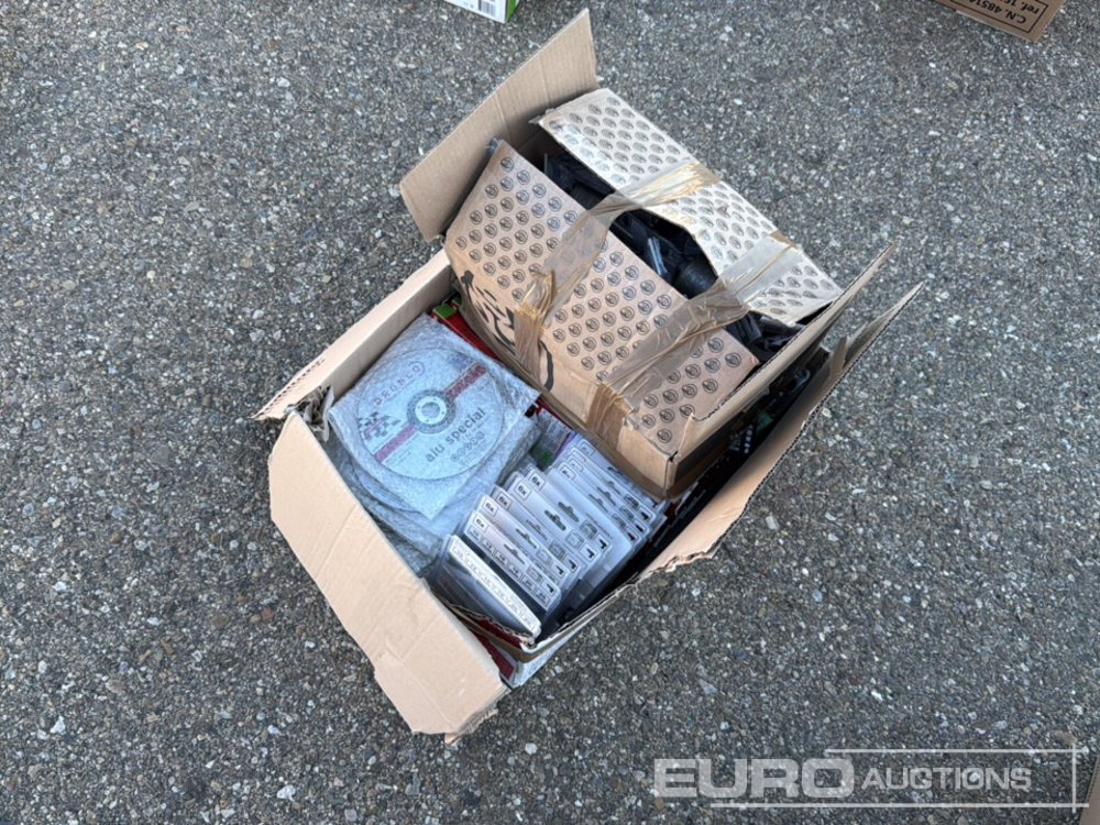 Pallet of Various Universal 1/4 Sheet Sander, Wood Drill Bits, Cutting Discs, Concrete Drill Bits, Socket Wrenches - Equipo de construcción: foto 1 Pallet of Various Universal 1/4 Sheet Sander, Wood Drill Bits, Cutting Discs, Concrete Drill Bits, Socket Wrenches - Equipo de construcción: foto 1