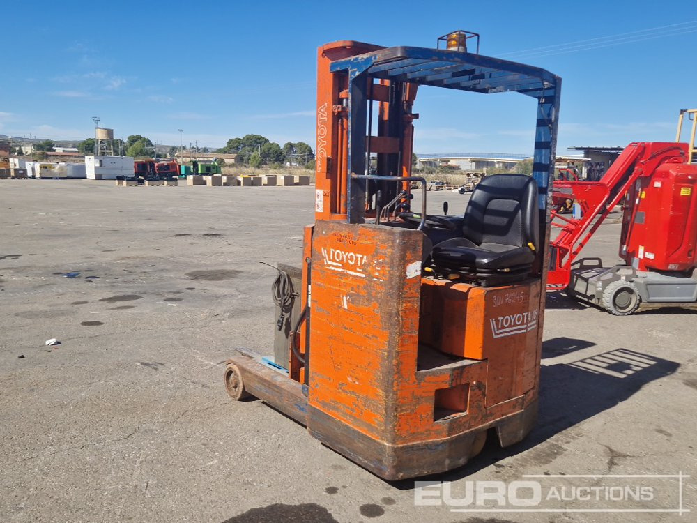 Toyota 16 1.6 Ton Electric Reach Forklift, 3 Mast, Forks, Charger - Carretilla elevadora: foto 3 Toyota 16 1.6 Ton Electric Reach Forklift, 3 Mast, Forks, Charger - Carretilla elevadora: foto 3