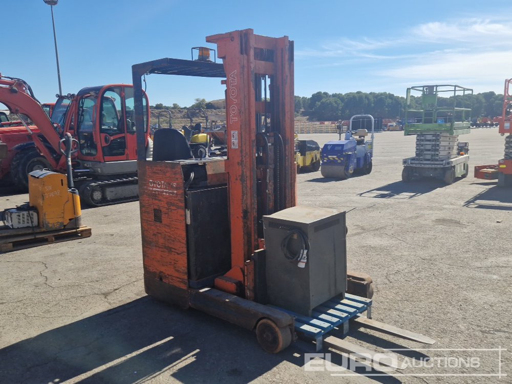 Toyota 16 1.6 Ton Electric Reach Forklift, 3 Mast, Forks, Charger - Carretilla elevadora: foto 1 Toyota 16 1.6 Ton Electric Reach Forklift, 3 Mast, Forks, Charger - Carretilla elevadora: foto 1