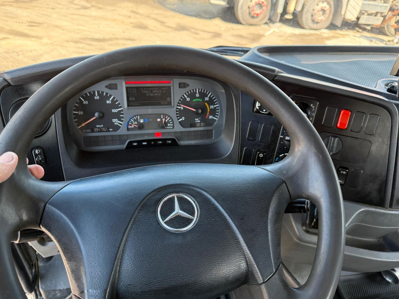 Camión volquete Mercedes-Benz Axor 2633: foto 18