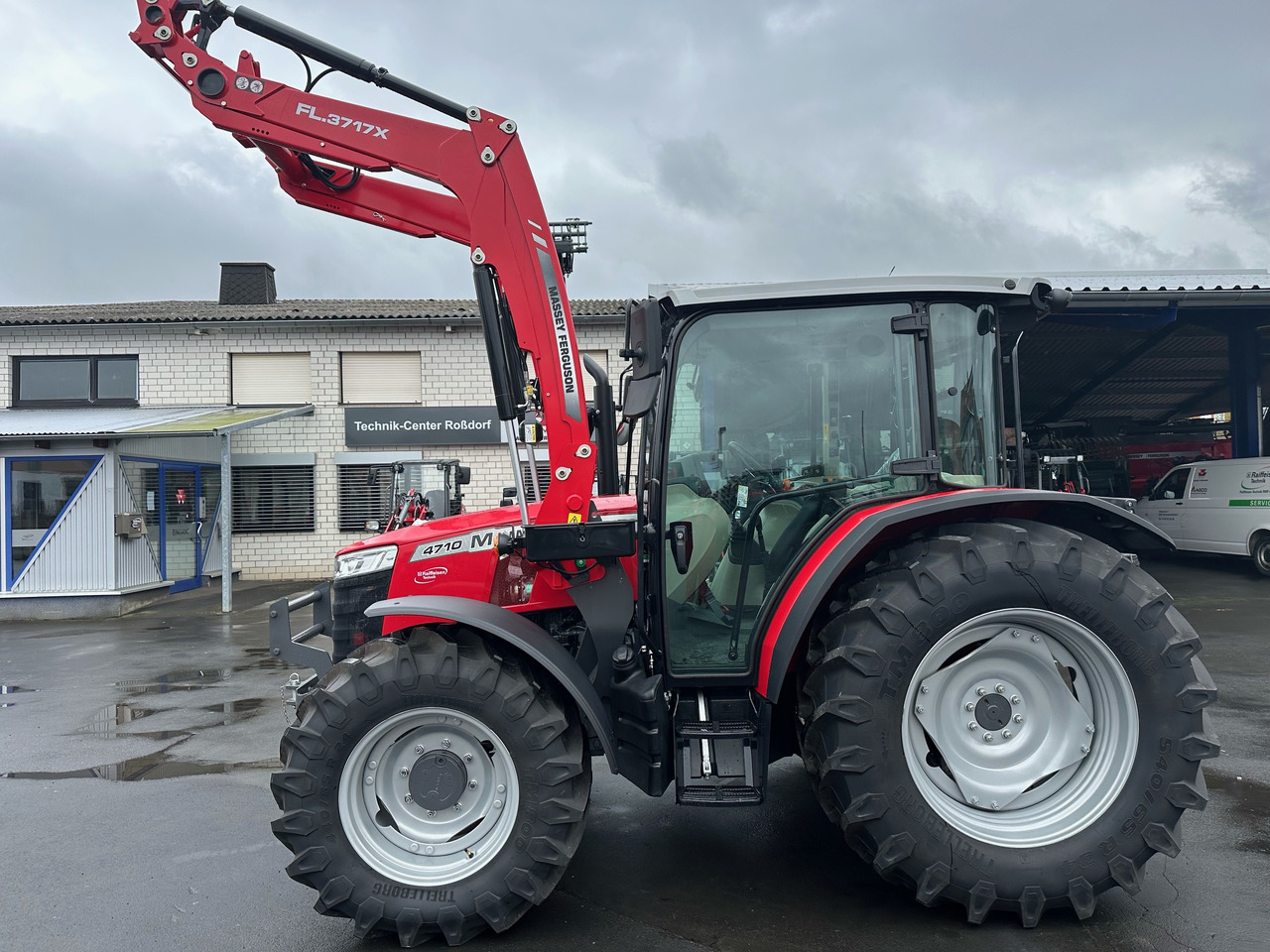 Massey Ferguson 4710 M Cab Essential Dyna 2 - Tractor: foto 1 Massey Ferguson 4710 M Cab Essential Dyna 2 - Tractor: foto 1