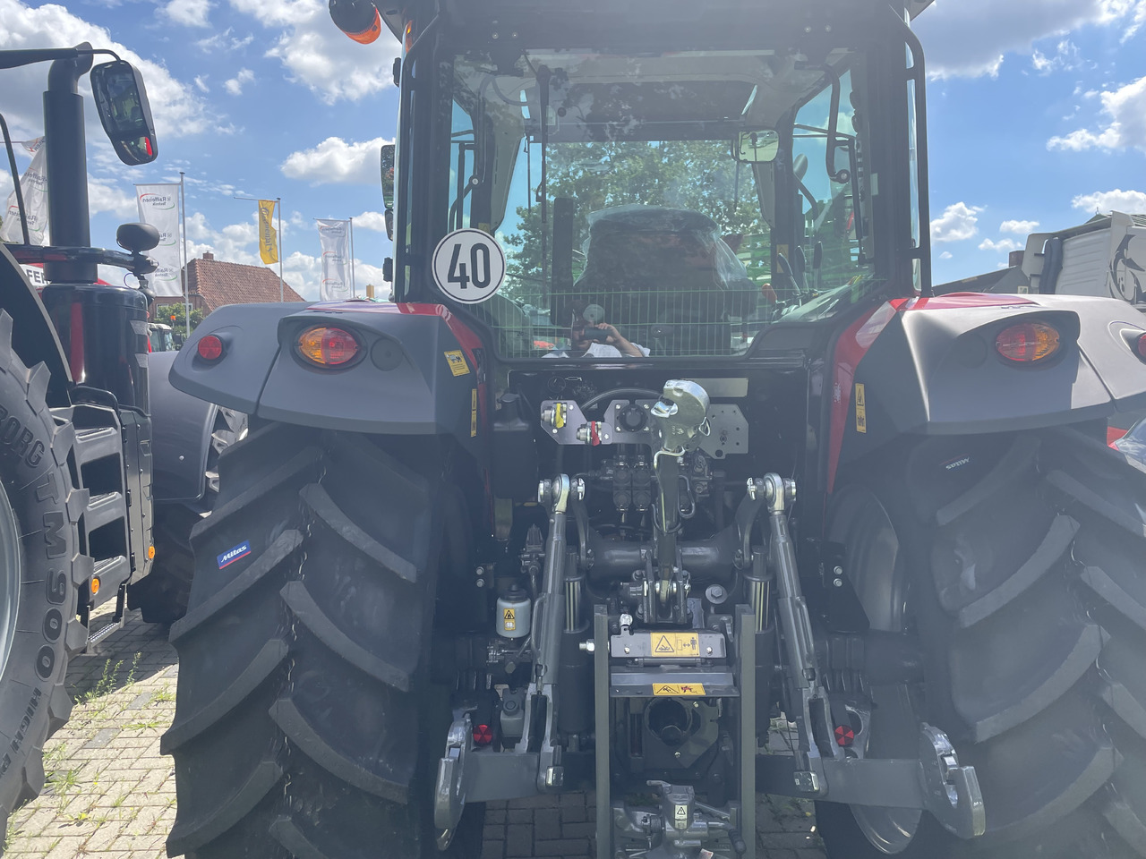 Massey Ferguson 5711M Dyna-4 4WD Cab - Tractor: foto 4 Massey Ferguson 5711M Dyna-4 4WD Cab - Tractor: foto 4