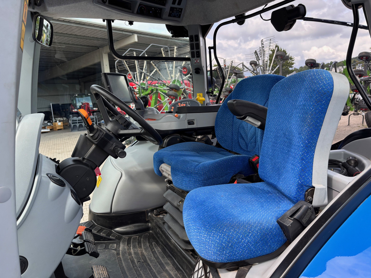 New Holland T6.140 Auto Command - Tractor: foto 4 New Holland T6.140 Auto Command - Tractor: foto 4