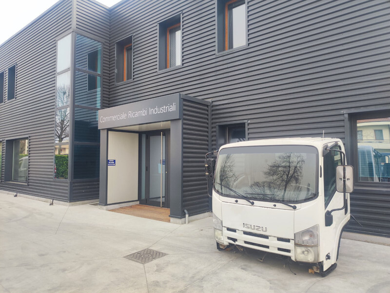 Isuzu NLR NL 77 85 "N - L" - Cabina e interior para Camión: foto 2 Isuzu NLR NL 77 85 "N - L" - Cabina e interior para Camión: foto 2