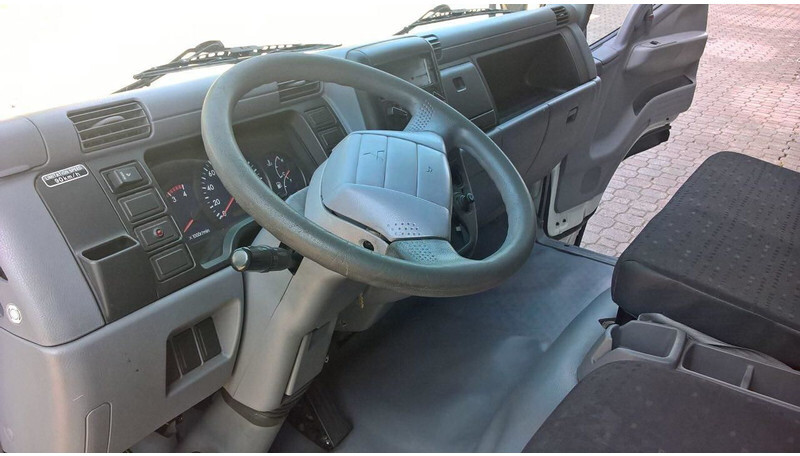 Mitsubishi CANTER "C" - Cabina e interior para Camión: foto 5 Mitsubishi CANTER "C" - Cabina e interior para Camión: foto 5