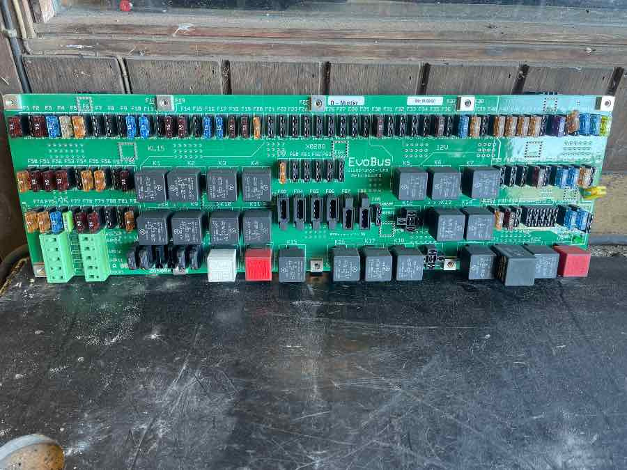 MERCEDES ELECTRIC SWITCH PANEL A0055463340 - Sistema eléctrico para Autobús: foto 2 MERCEDES ELECTRIC SWITCH PANEL A0055463340 - Sistema eléctrico para Autobús: foto 2