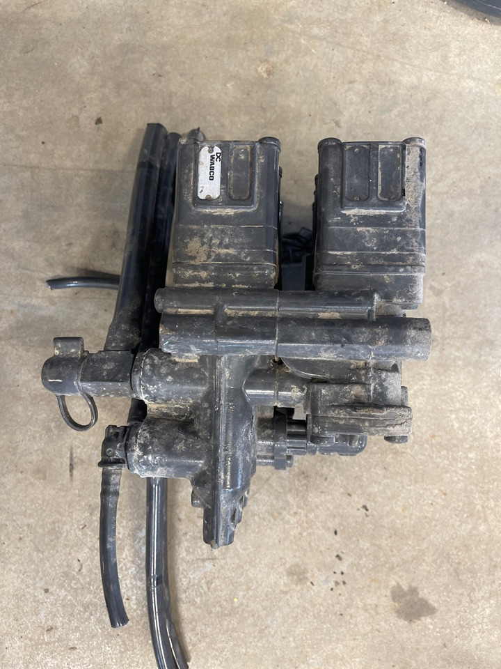 MERCEDES MAGNET VALVE A0013271225 - Válvula de freno para Camión: foto 1 MERCEDES MAGNET VALVE A0013271225 - Válvula de freno para Camión: foto 1