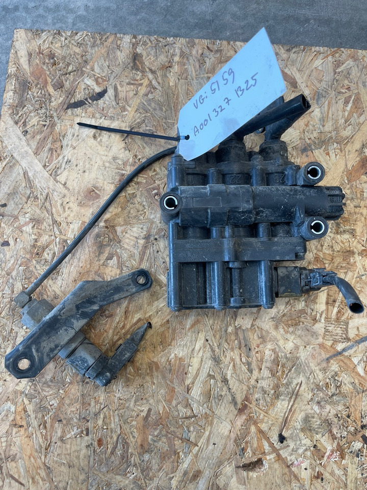 MERCEDES VALVE 0013271325 - Válvula de freno para Camión: foto 1 MERCEDES VALVE 0013271325 - Válvula de freno para Camión: foto 1