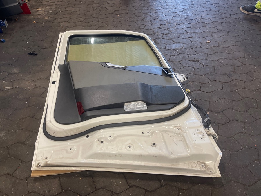 VOLVO FH4 LEFT DOOR 82183078 - Cabina e interior para Camión: foto 2 VOLVO FH4 LEFT DOOR 82183078 - Cabina e interior para Camión: foto 2