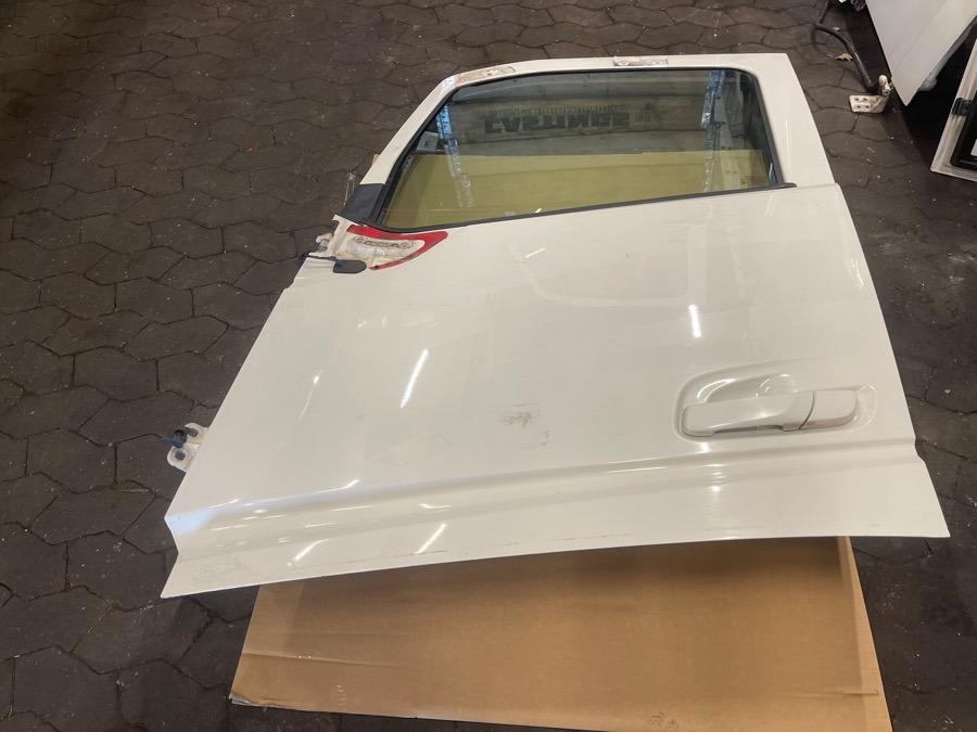 VOLVO FH4 LEFT DOOR 82183078 - Cabina e interior para Camión: foto 1 VOLVO FH4 LEFT DOOR 82183078 - Cabina e interior para Camión: foto 1