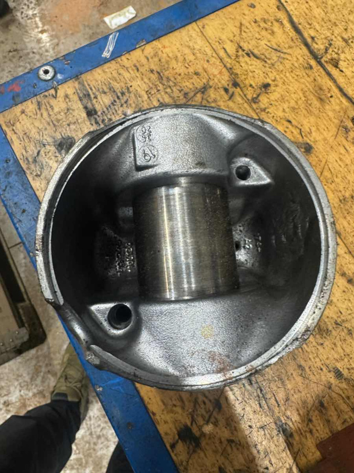 VOLVO PISTON 22476056 - Motor y piezas para Camión: foto 2 VOLVO PISTON 22476056 - Motor y piezas para Camión: foto 2