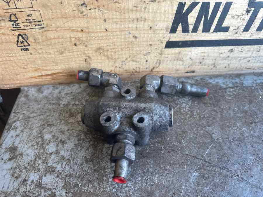 VOLVO STEERING VALVE 20757513 - Válvula de freno para Camión: foto 1 VOLVO STEERING VALVE 20757513 - Válvula de freno para Camión: foto 1