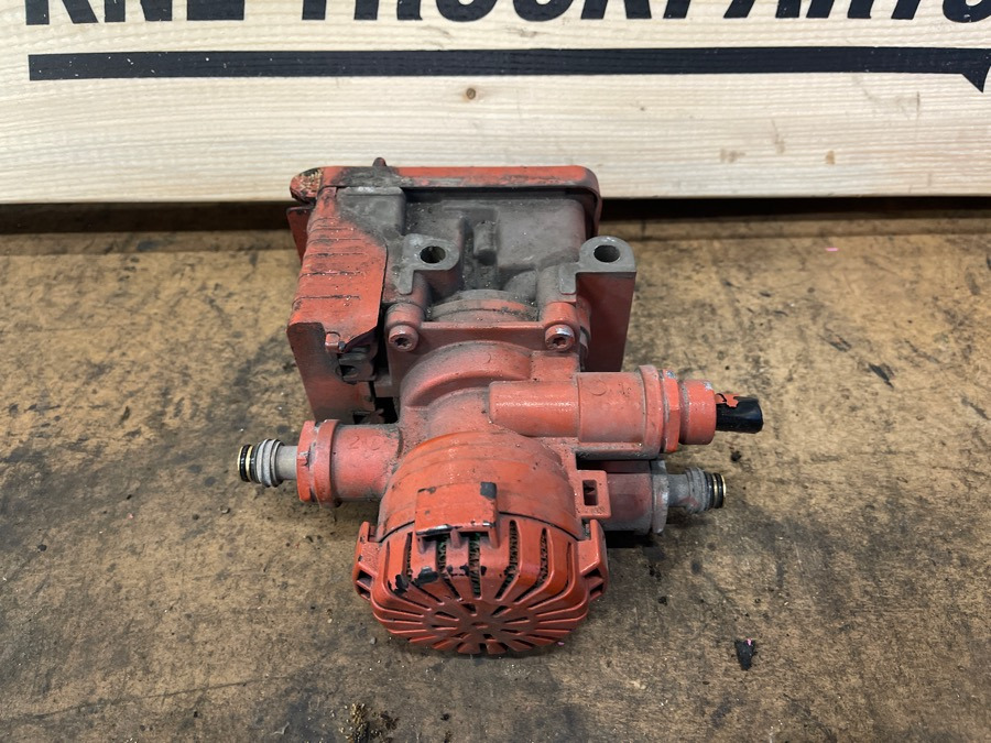 VOLVO VALVE 22225550 - Válvula de freno para Camión: foto 1 VOLVO VALVE 22225550 - Válvula de freno para Camión: foto 1