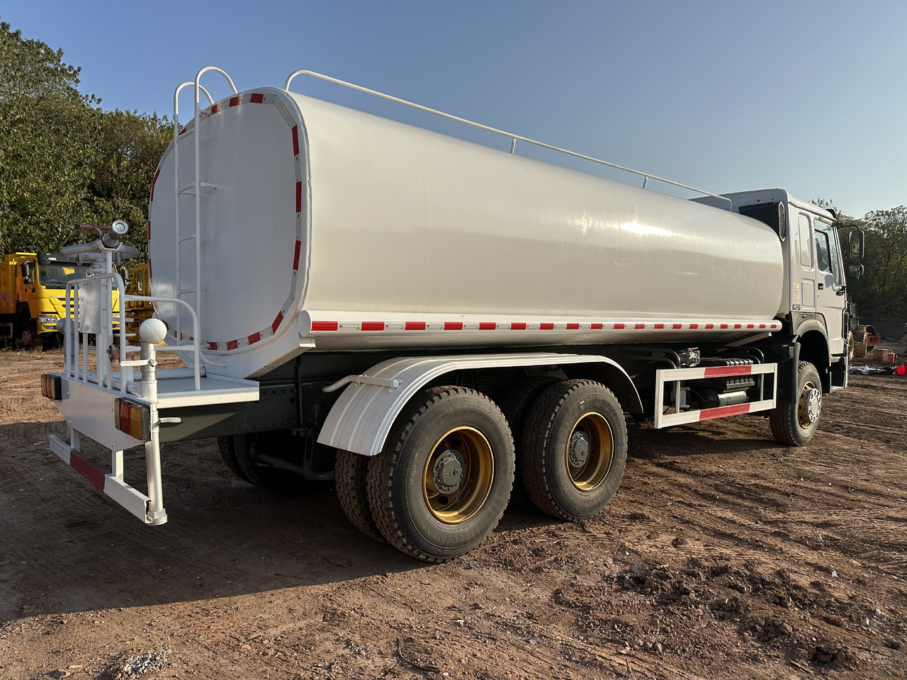 Camión cisterna SINOTRUK HOWO 371 Water Tanker Truck: foto 8