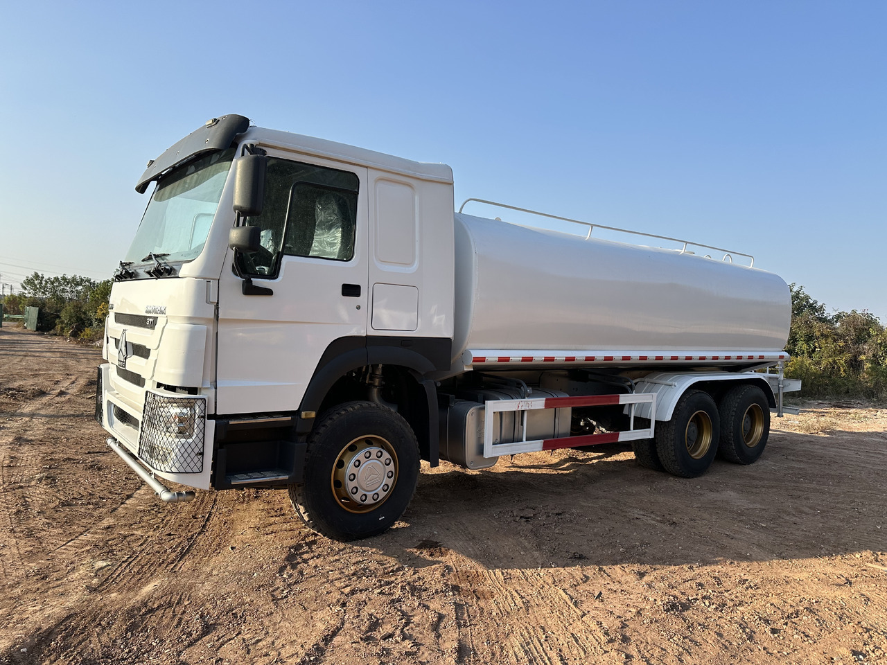 Camión cisterna SINOTRUK HOWO 371 Water Tanker Truck: foto 6