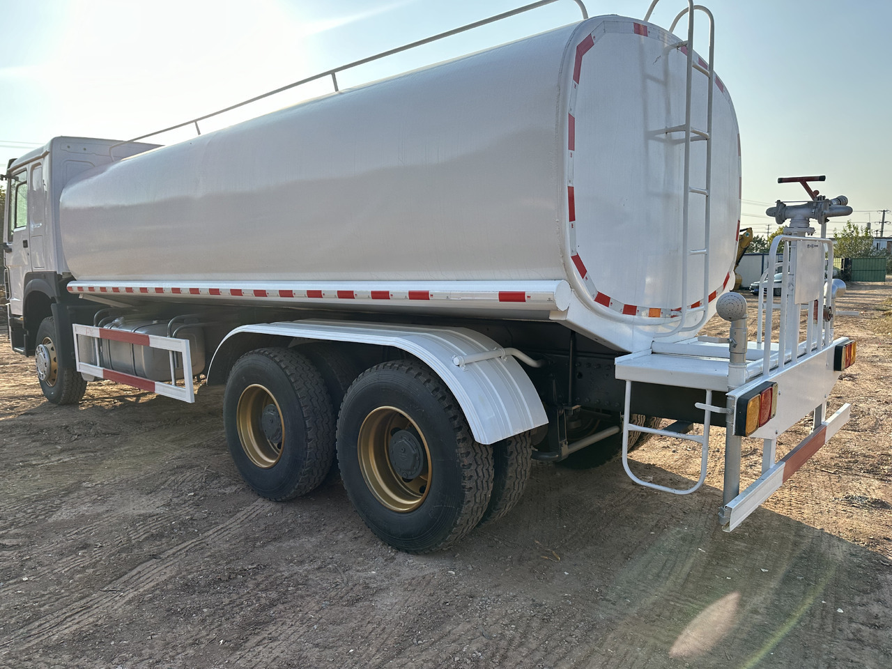 Camión cisterna SINOTRUK HOWO 371 Water Tanker Truck: foto 7
