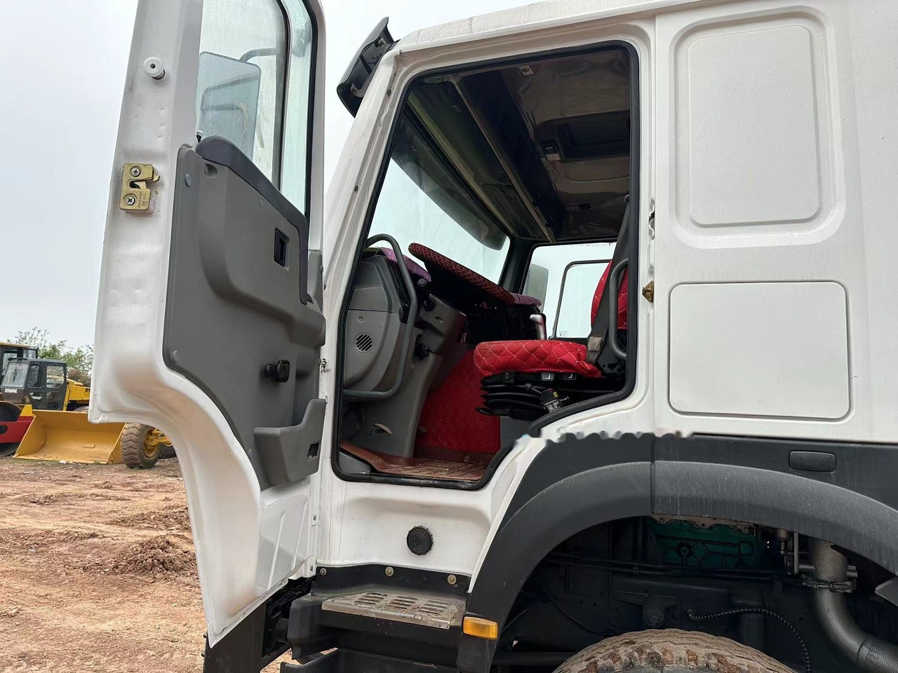 Camión volquete SINOTRUK HOWO 371 with Bumper: foto 10