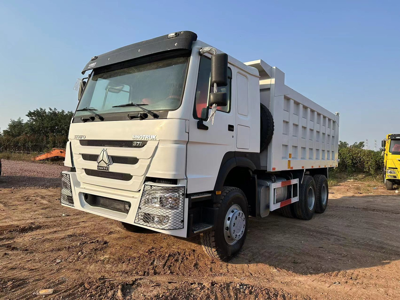 SINOTRUK HOWO 371hp 6x4 - Camión volquete: foto 1 SINOTRUK HOWO 371hp 6x4 - Camión volquete: foto 1