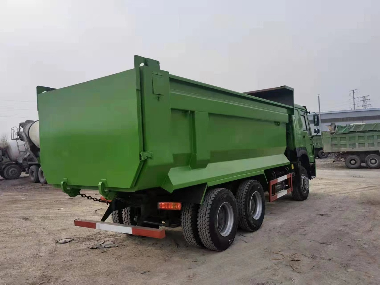 SINOTRUK Howo 371hp tipper truck - Camión volquete: foto 5 SINOTRUK Howo 371hp tipper truck - Camión volquete: foto 5