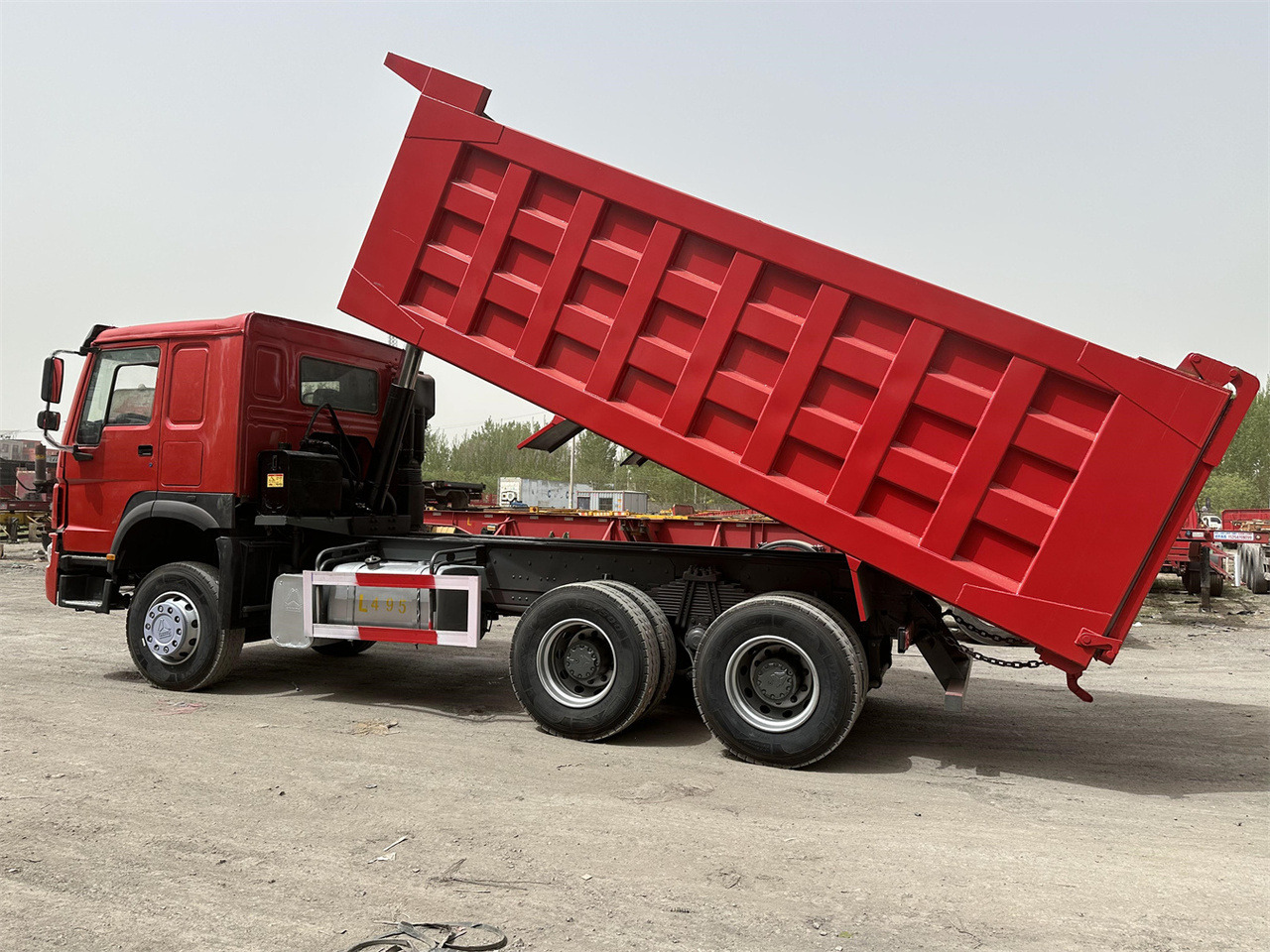SINOTRUK Howo Dump truck 371 - Camión volquete: foto 4 SINOTRUK Howo Dump truck 371 - Camión volquete: foto 4