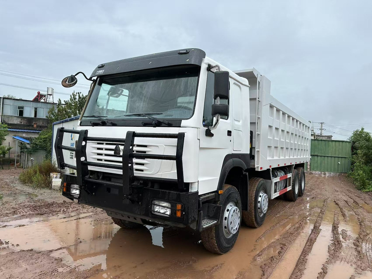 Sinotruk HOWO 371hp 8x4 tipper truck - Camión volquete: foto 1 Sinotruk HOWO 371hp 8x4 tipper truck - Camión volquete: foto 1