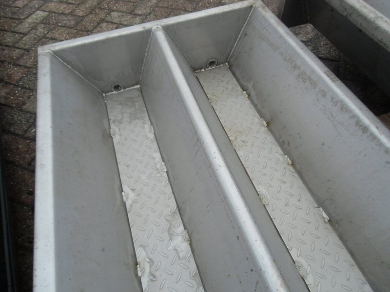 Nr. 3060 RVS doorloopbakken - Maquinaria ganadera: foto 2 Nr. 3060 RVS doorloopbakken - Maquinaria ganadera: foto 2