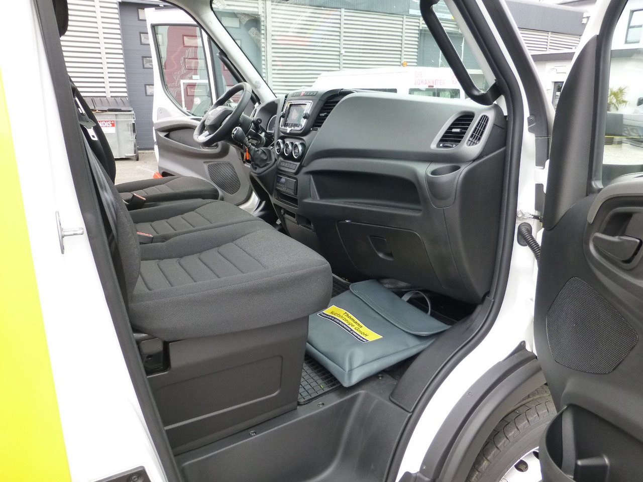 Grua de remolque autos Iveco DAILY 72C18 Schiebeplateu Luftfed Navi Hubbrille: foto 23