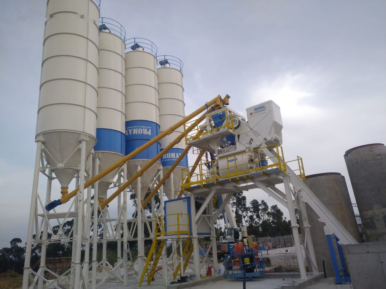 Promax Compact Skip Concrete Batching Plant CS100-TWN-LINE (100m3/h) - Silo de cemento: foto 1 Promax Compact Skip Concrete Batching Plant CS100-TWN-LINE (100m3/h) - Silo de cemento: foto 1