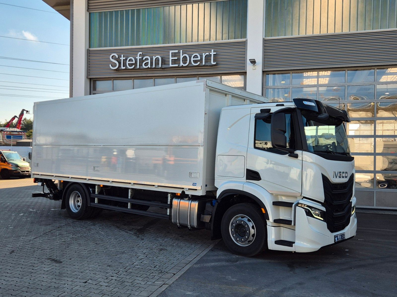 Iveco AT190S40/FP Böse Schwenkwand LBW AHK - Camión caja cerrada: foto 4 Iveco AT190S40/FP Böse Schwenkwand LBW AHK - Camión caja cerrada: foto 4