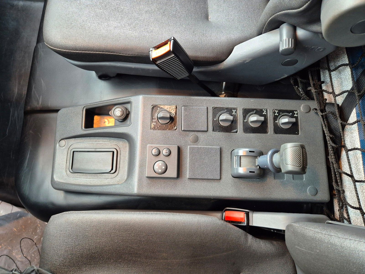 Camión caja abierta Iveco Eurocargo ML100E22WM-BW 4x4 Pritsche L-Haus Bett: foto 17 Camión caja abierta Iveco Eurocargo ML100E22WM-BW 4x4 Pritsche L-Haus Bett: foto 17