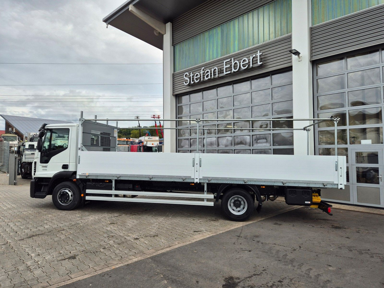 Iveco Eurocargo ML140E28/P Gerüstbau 3 Sitze AHK Klima - Camión caja abierta: foto 5 Iveco Eurocargo ML140E28/P Gerüstbau 3 Sitze AHK Klima - Camión caja abierta: foto 5