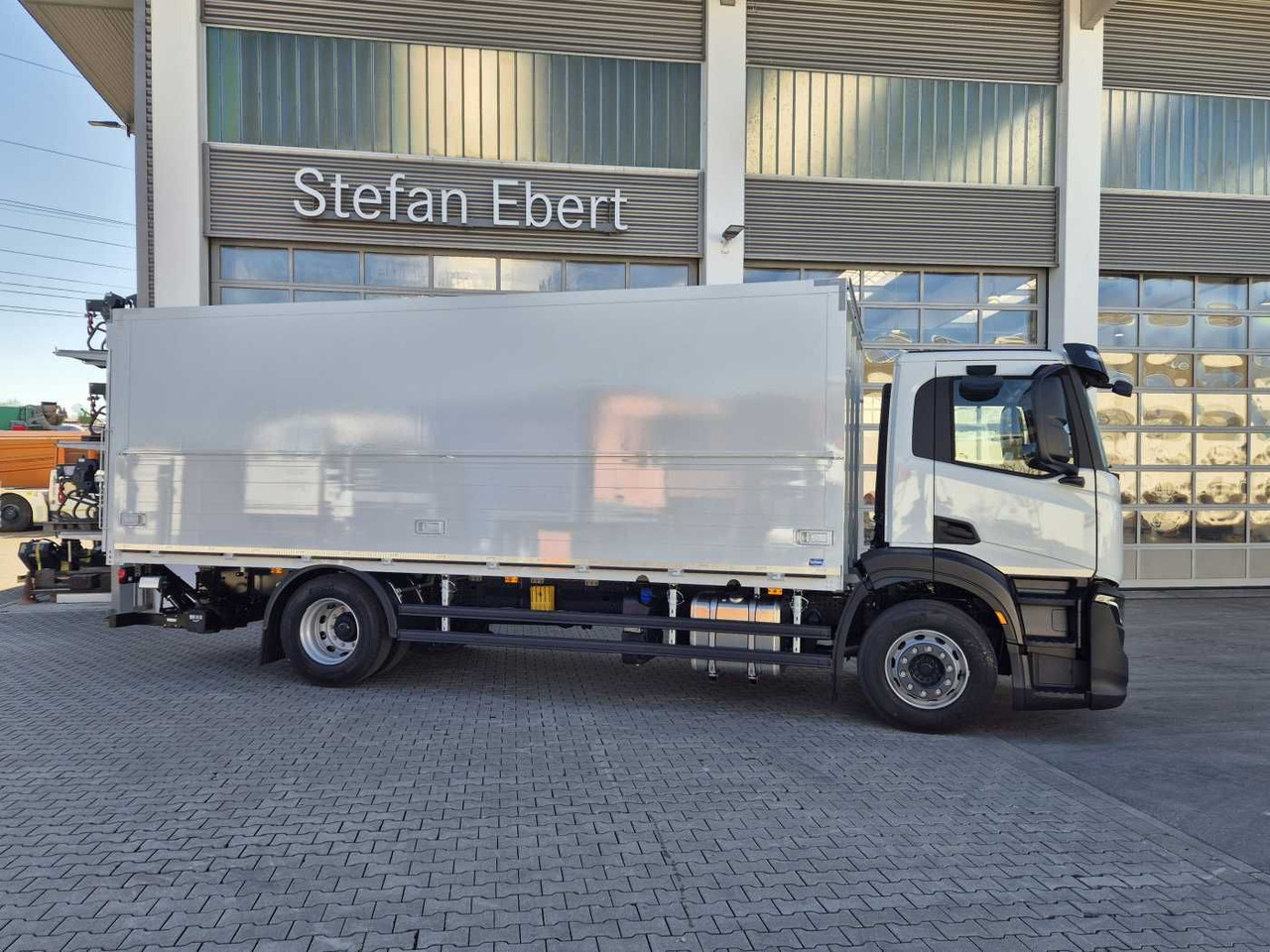 Iveco S-Way AD190S40/FP Böse Schwenkwand LBW 2x AHK - Camión transporte de bebidas: foto 4 Iveco S-Way AD190S40/FP Böse Schwenkwand LBW 2x AHK - Camión transporte de bebidas: foto 4