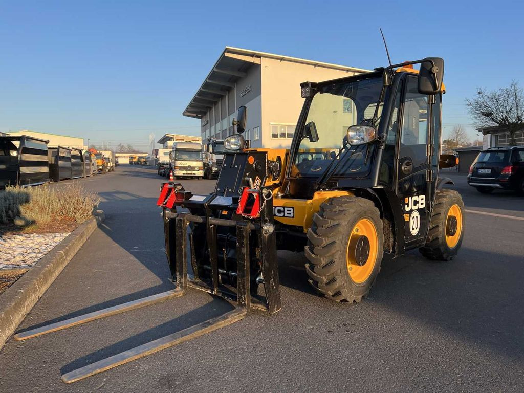 JCB 514-40 / nur 108h / 2023 / Eigengewicht: 2.700kg - Manipulador telescópico: foto 1 JCB 514-40 / nur 108h / 2023 / Eigengewicht: 2.700kg - Manipulador telescópico: foto 1