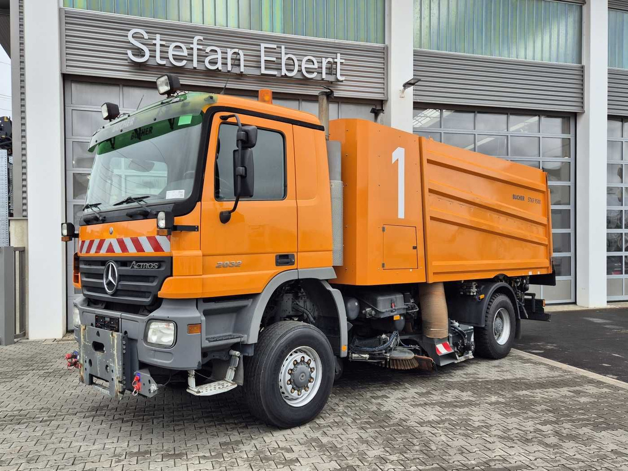 Mercedes-Benz Actros 2032 A 4x4 Bucher STKF 9500 Airport - Barredora vial: foto 2 Mercedes-Benz Actros 2032 A 4x4 Bucher STKF 9500 Airport - Barredora vial: foto 2