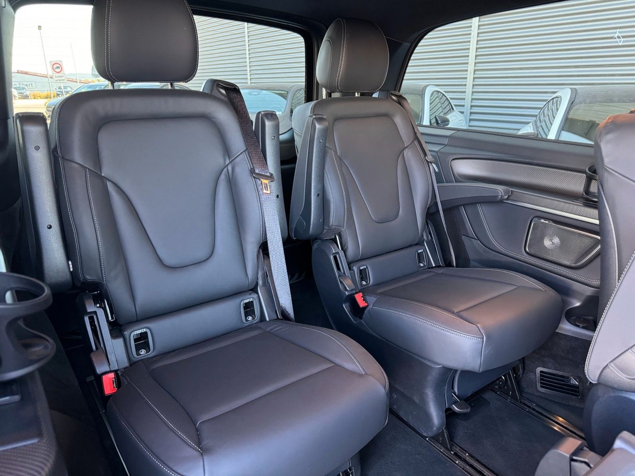 Furgoneta de pasajeros Mercedes-Benz V 300 d 4MATIC EXCLUSIVE AMG Tische AHK2,5to: foto 8 Furgoneta de pasajeros Mercedes-Benz V 300 d 4MATIC EXCLUSIVE AMG Tische AHK2,5to: foto 8