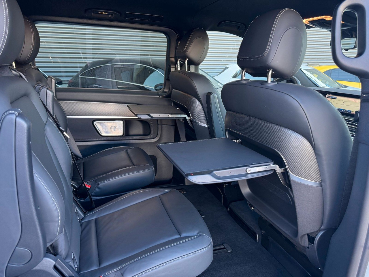 Furgoneta de pasajeros Mercedes-Benz V 300 d 4MATIC EXCLUSIVE AMG Tische AHK2,5to: foto 9 Furgoneta de pasajeros Mercedes-Benz V 300 d 4MATIC EXCLUSIVE AMG Tische AHK2,5to: foto 9