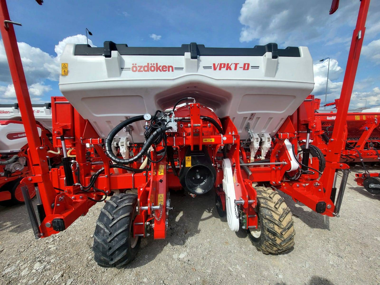 Ozdoken six-row pneumatic precision seeder, VPKT-DG6, PVC fertiliser tank - on stock - Sembradora de precisión: foto 2 Ozdoken six-row pneumatic precision seeder, VPKT-DG6, PVC fertiliser tank - on stock - Sembradora de precisión: foto 2