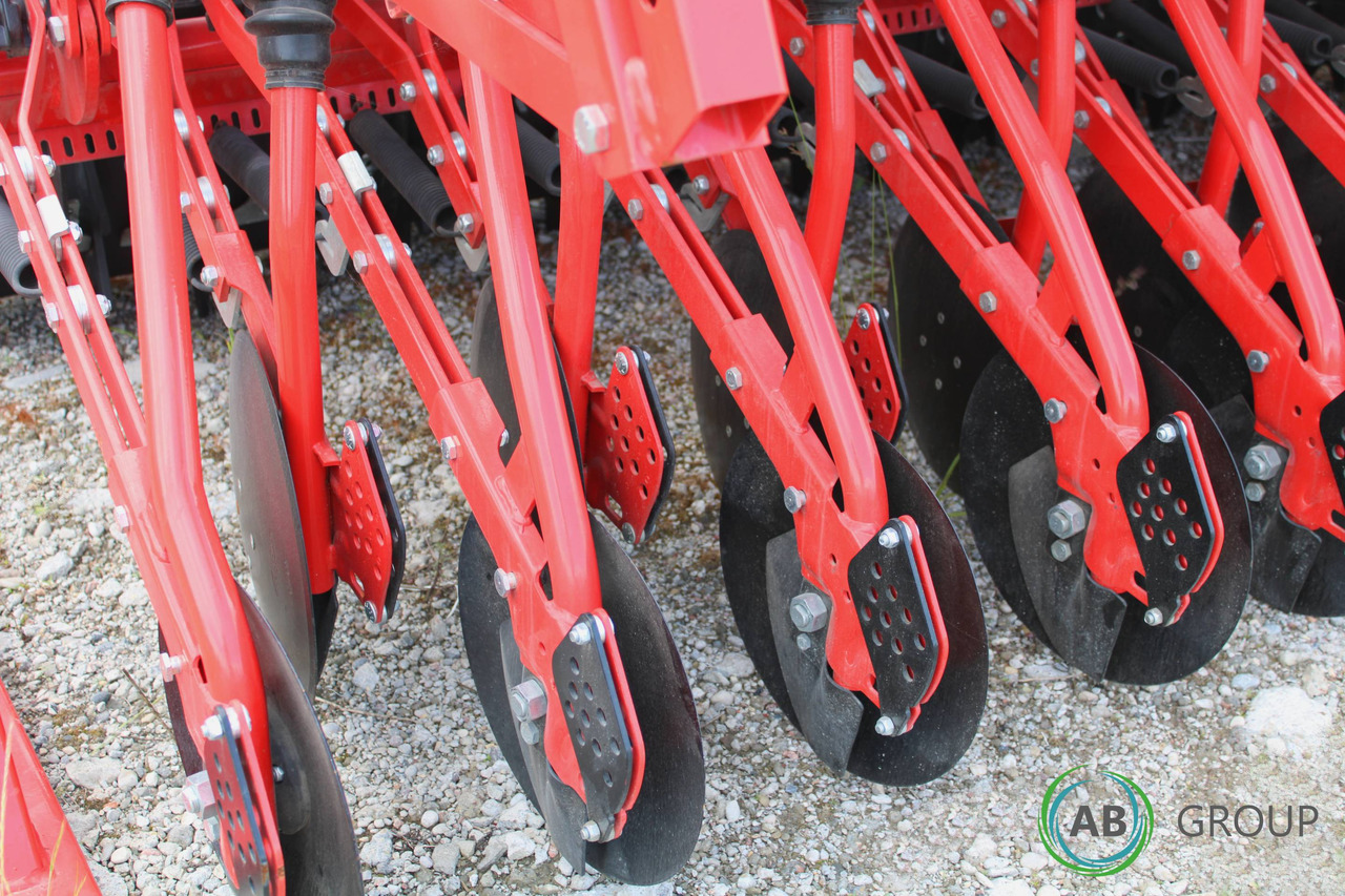 Seedbed and seeding unit mounted on Ozdoken Pertum CS-300 active harrow – single-disc coulter, Packer roller - Combinado de siembra: foto 3 Seedbed and seeding unit mounted on Ozdoken Pertum CS-300 active harrow – single-disc coulter, Packer roller - Combinado de siembra: foto 3
