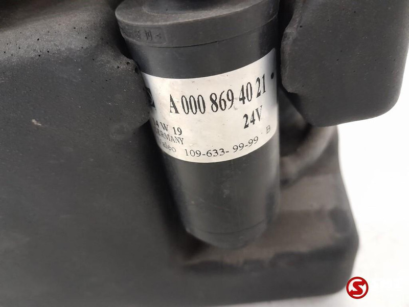 Mercedes-Benz Occ ruitensproeiervloeistoftank + waterpomp Merced - Limpiaparabrisas para Camión: foto 3 Mercedes-Benz Occ ruitensproeiervloeistoftank + waterpomp Merced - Limpiaparabrisas para Camión: foto 3