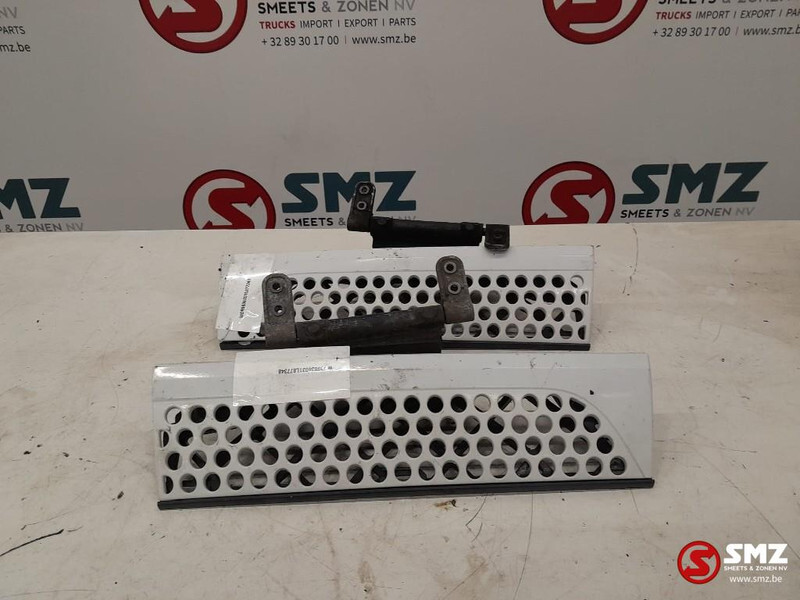 Mercedes-Benz Occ set radiatorgrille + opstap links en rechts Me - Parrilla para Camión: foto 1 Mercedes-Benz Occ set radiatorgrille + opstap links en rechts Me - Parrilla para Camión: foto 1