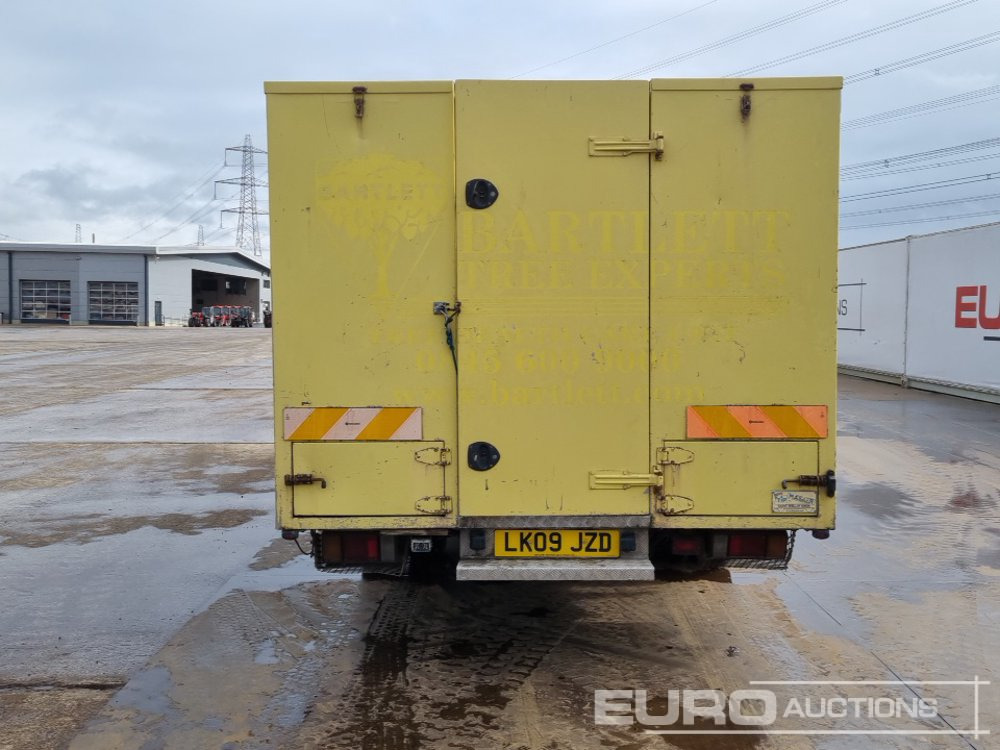 2009 Isuzu NPR-7 - Camión caja cerrada: foto 4 2009 Isuzu NPR-7 - Camión caja cerrada: foto 4