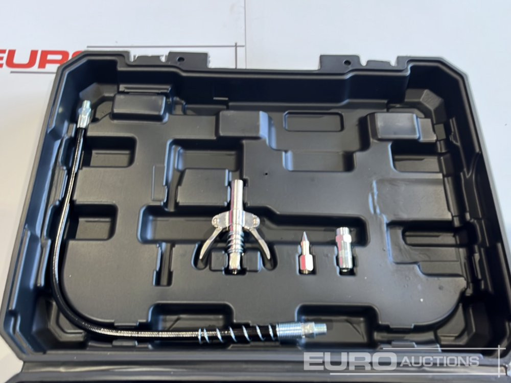 Unused Boss 21 Volt Lithium Battery Cordless Grease Gun, 2 Batteries, Charger, Case, Shoulder Strap, Extension Pieces and Fittings - Equipo de taller: foto 4 Unused Boss 21 Volt Lithium Battery Cordless Grease Gun, 2 Batteries, Charger, Case, Shoulder Strap, Extension Pieces and Fittings - Equipo de taller: foto 4