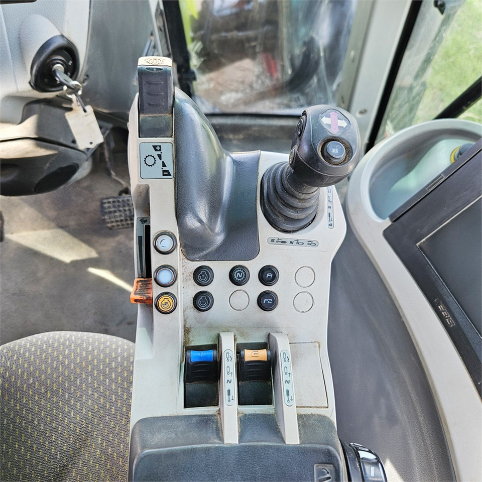 Tractor Claas ARION 640: foto 12