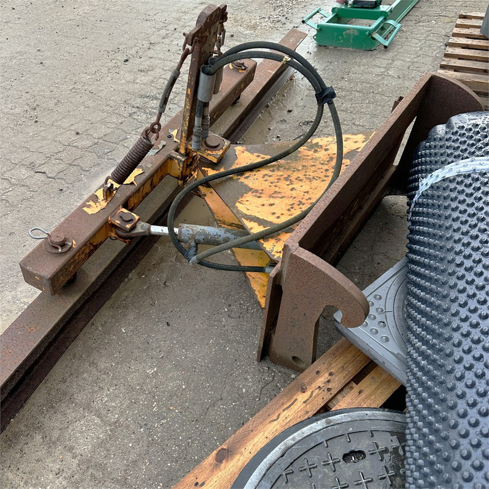 ABC Afretter / vibrator - Implemento para Maquinaria de construcción: foto 4 ABC Afretter / vibrator - Implemento para Maquinaria de construcción: foto 4