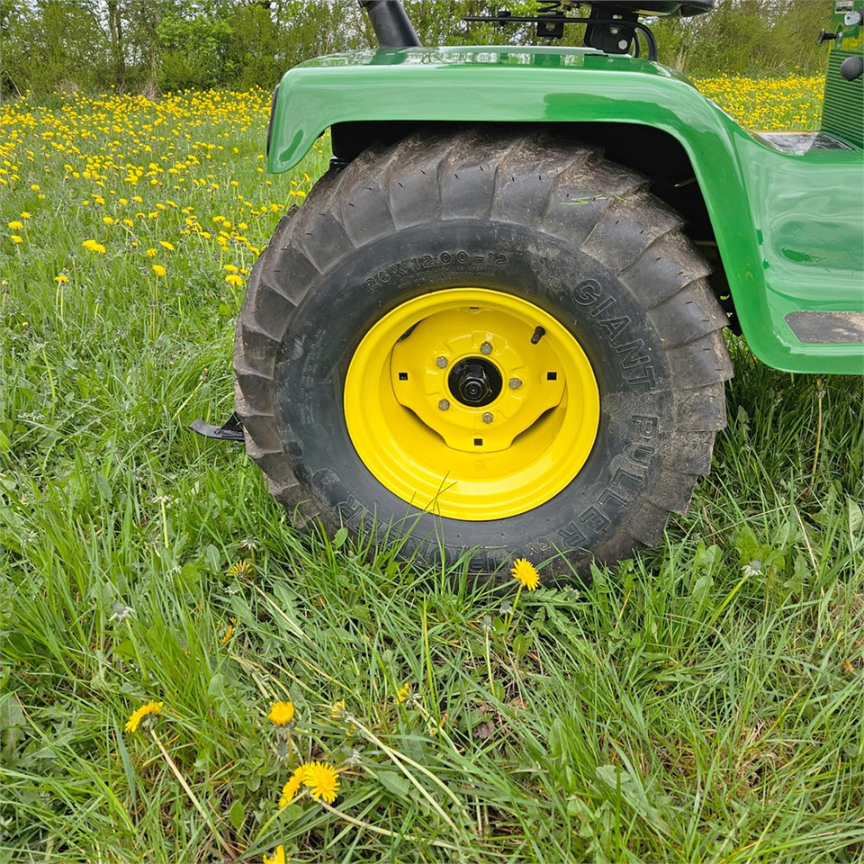 Tractor municipal John Deere 318: foto 16